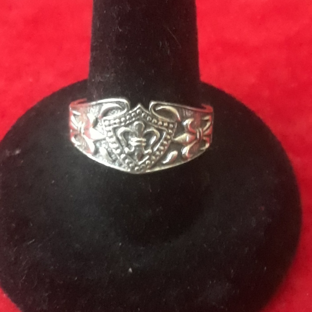 Fleur de lis in silver size 8